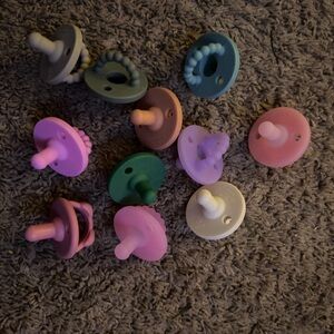 Ryan and Rose Lot Pacifiers 10 Pacis+ 1 teether + 1 Itsy Ritsy Paci!